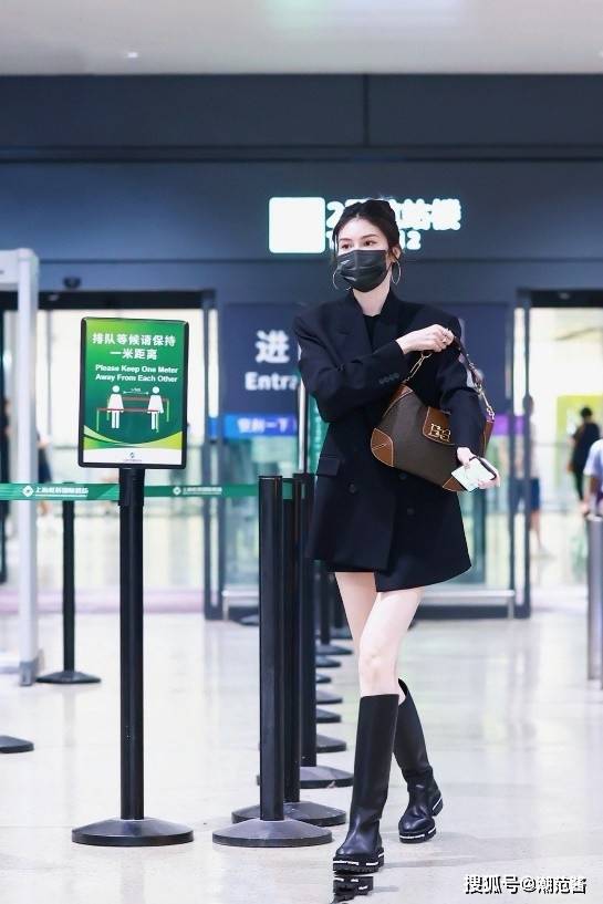 显得 “紧急外套”准备好了吗？学会这样穿百搭又藏肉，赢过韩剧女主