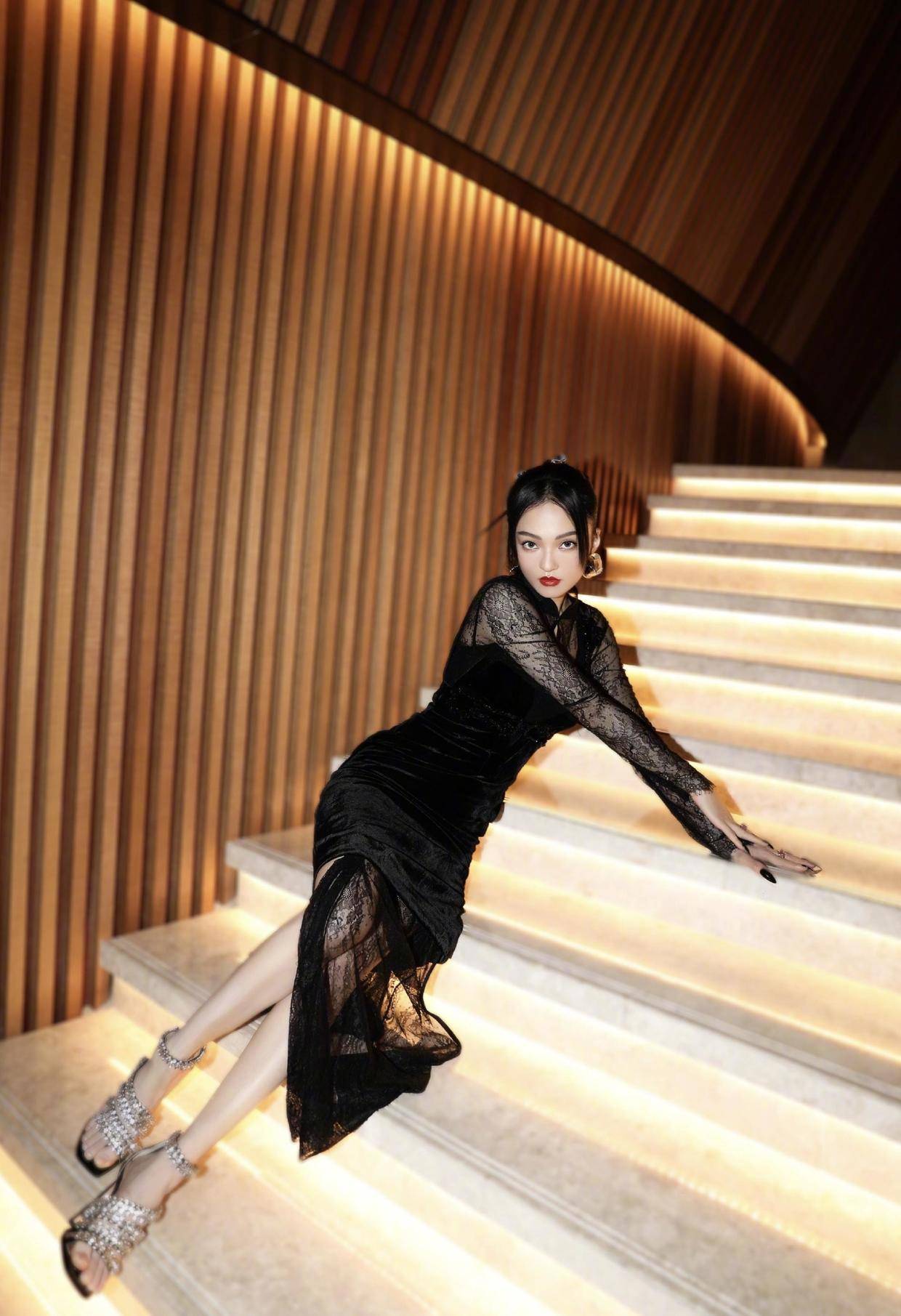 整体 张韶涵这裙子不错，“蕾丝+丝绒”，158cm身高穿出176气场