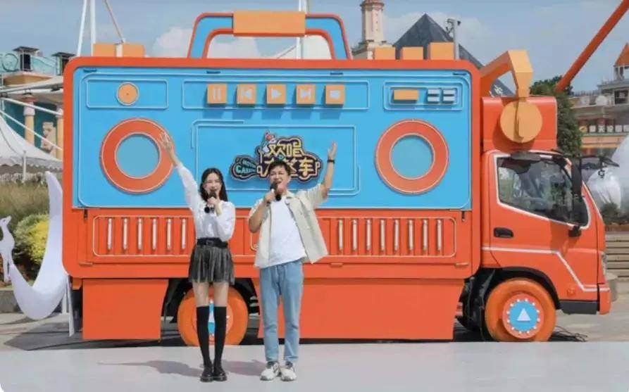 大姐|芒果台真敢想,凤凰传奇被网约车小哥惊到,这露天K歌节目太带劲