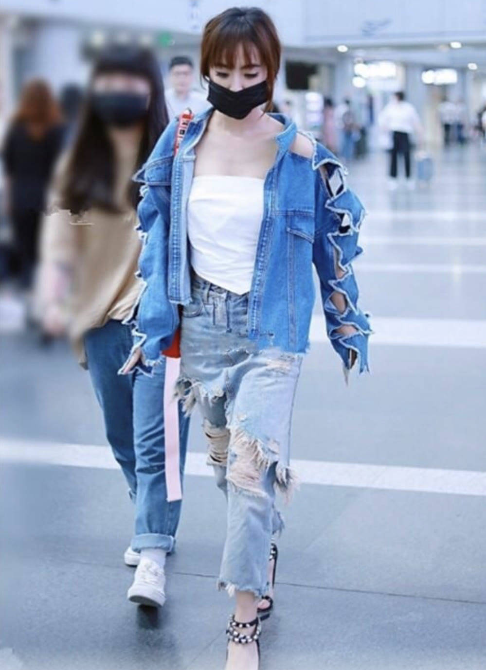 个性 蔡依林彻底放飞自我，一身衣服“破”到令人心疼，这时尚好难懂
