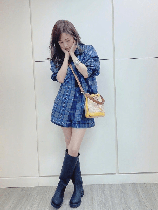 侯佩岑休闲格子装配长筒靴,还是当年那个甜姐_个人