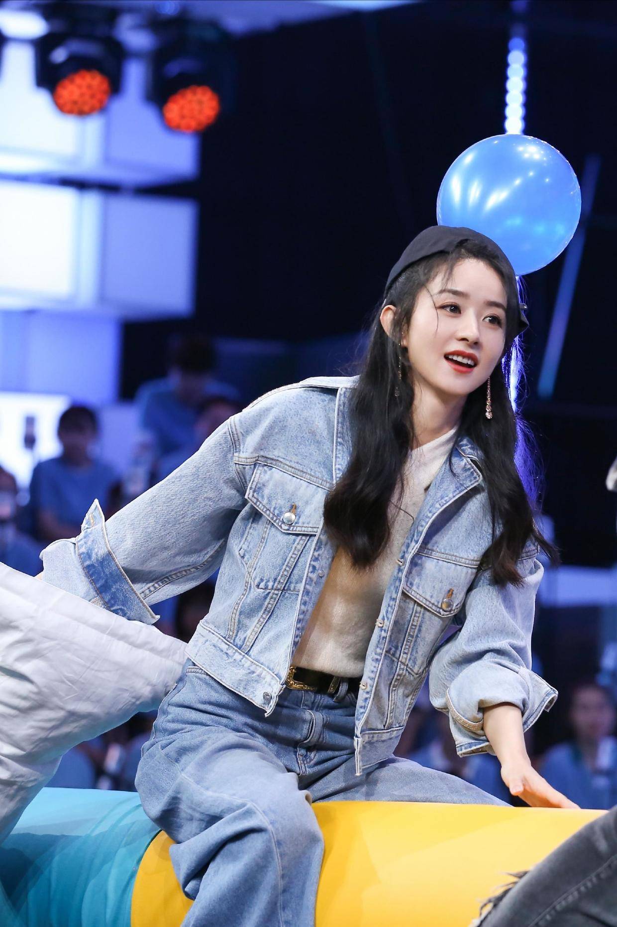 赵丽颖 赵丽颖真是秋?冬穿搭的典范，穿针织衫配长裤，清爽大气惹人爱