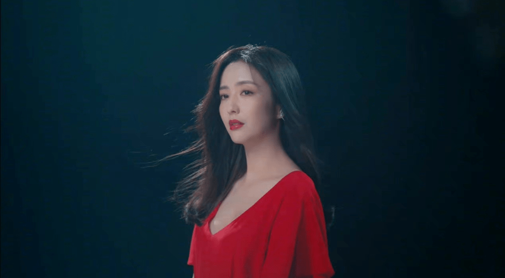 佟丽娅 张杰新歌MV中，佟丽娅穿红裙的样子太“惊艳”了，每一帧都好心动