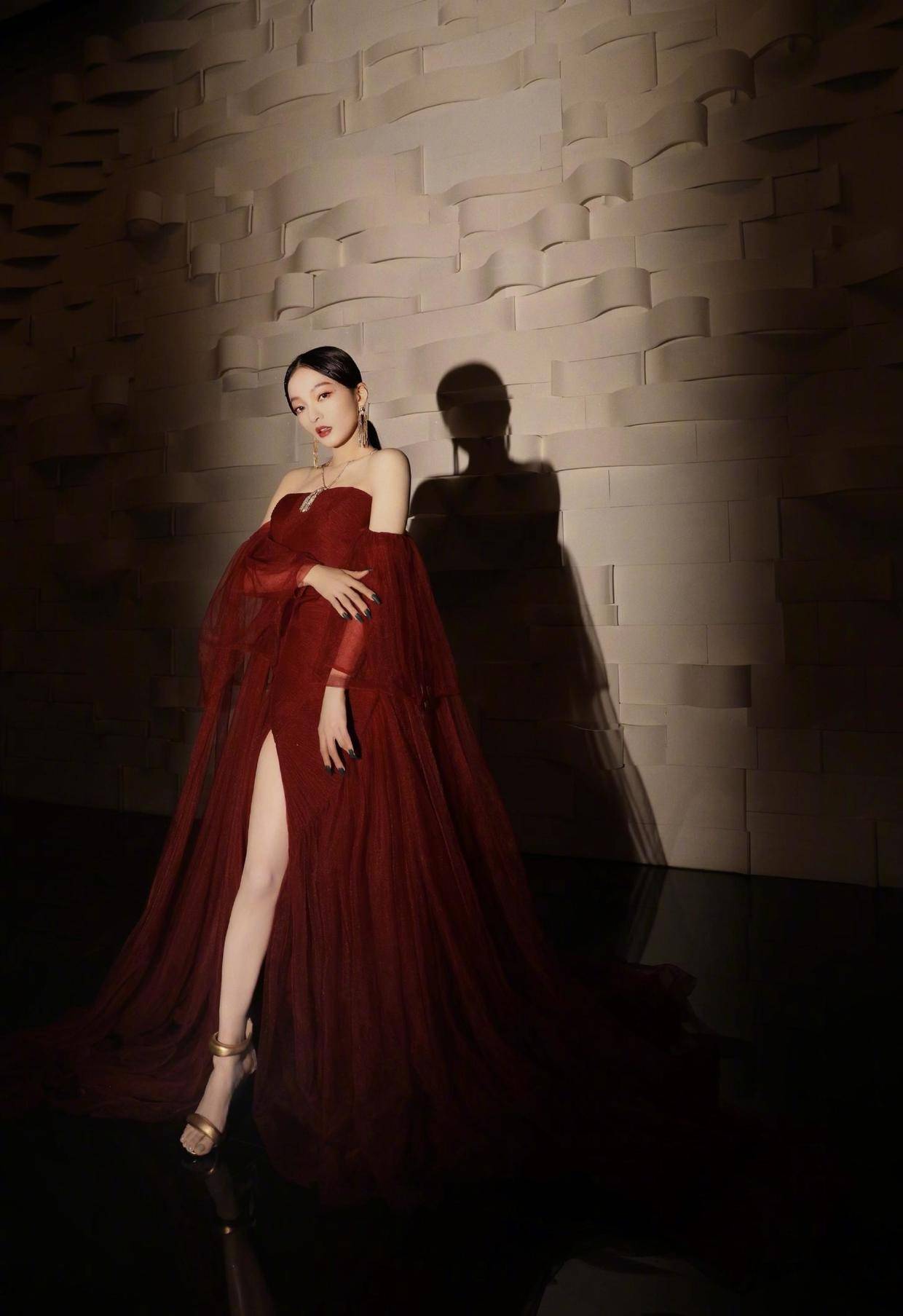 整体 张韶涵这裙子不错，“蕾丝+丝绒”，158cm身高穿出176气场