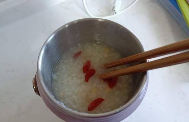 苹果|我家早餐从不买,自己做15分钟搞定,鲜香美味又营养,全部吃光光