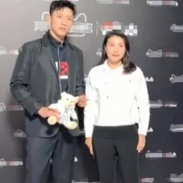 感觉郭晶晶三代合影，妈妈白发苍苍难掩容颜衰老，她也没化妆不装！