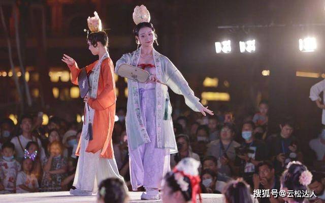 设计 “人间真实”的汉服实拍，虽然显矮+显胖，但胜在端庄、优雅