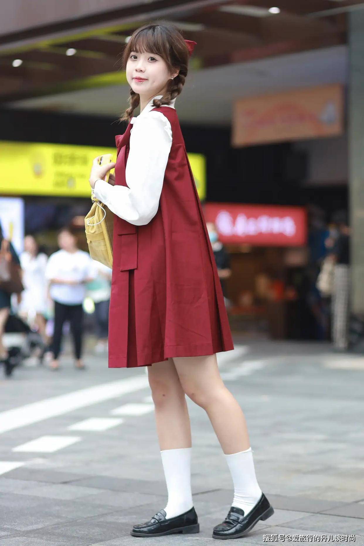 小姐姐穿搭真减龄!白色翻领衬衫搭配红色背带裙,少女感十足