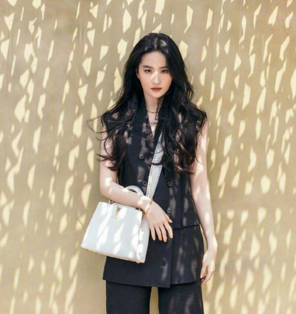 黑色 刘亦菲真美出天际了，穿西装配黑裤亮相街头，在路人镜头下仍出彩