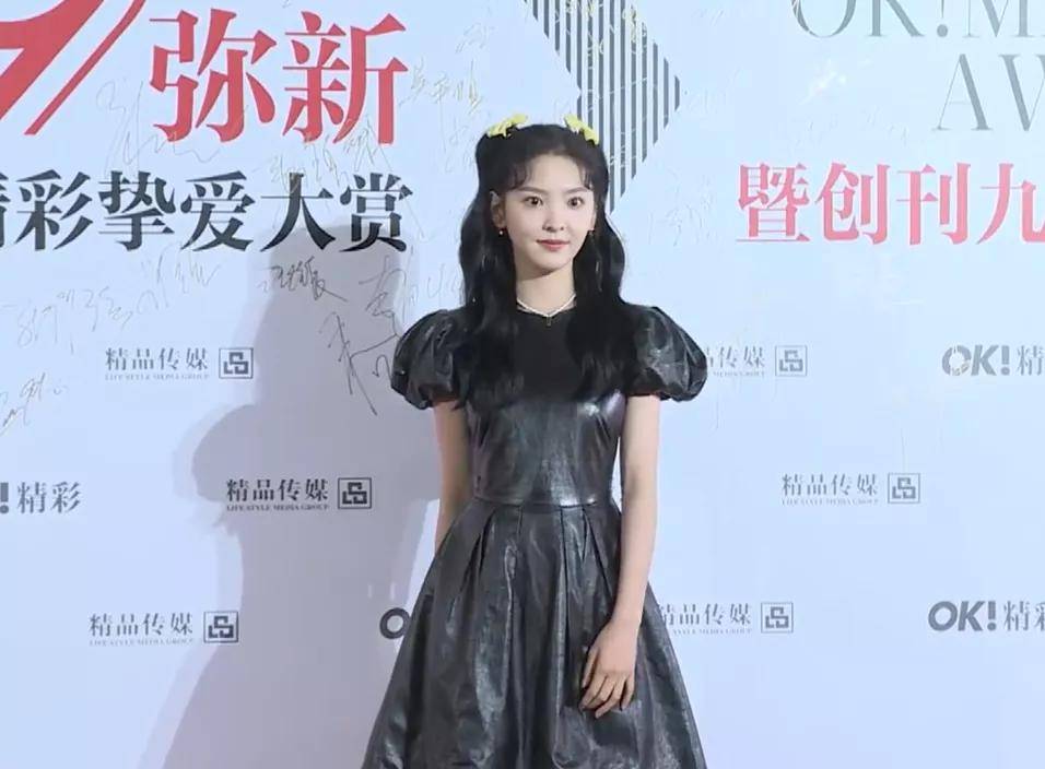 黄圣依 精彩之夜女星比美:邓萃雯宛若霸总,黄圣依颖儿高开衩长裙秀长腿