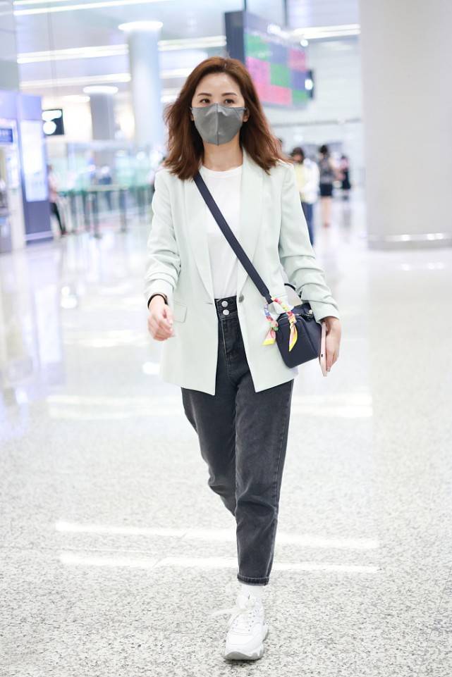 身材 阿娇阿Sa亮相机场，两人都用卫衣配牛仔裤，穿出的效果相差却很远