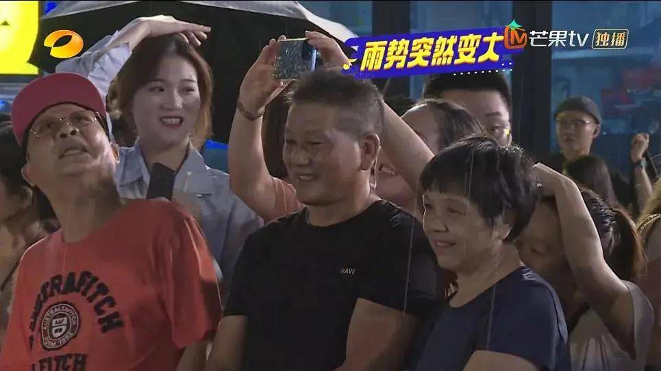 大姐|芒果台真敢想,凤凰传奇被网约车小哥惊到,这露天K歌节目太带劲