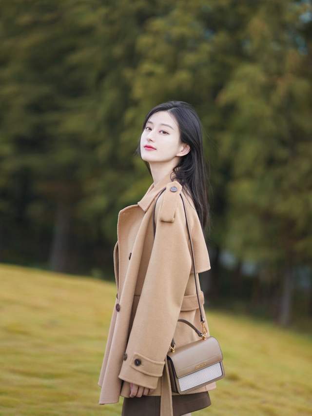 大衣 40+在秋冬该怎么穿?一件大衣搭配百褶裙高级洋气,又飒又美