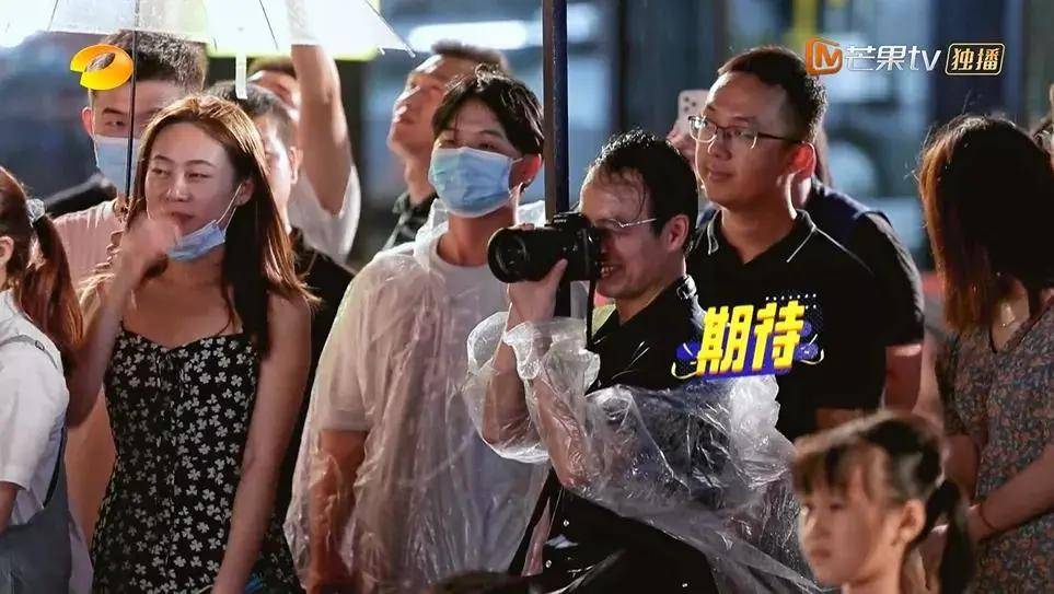 大姐|芒果台真敢想，凤凰传奇被网约车小哥惊到，这露天K歌节目太带劲