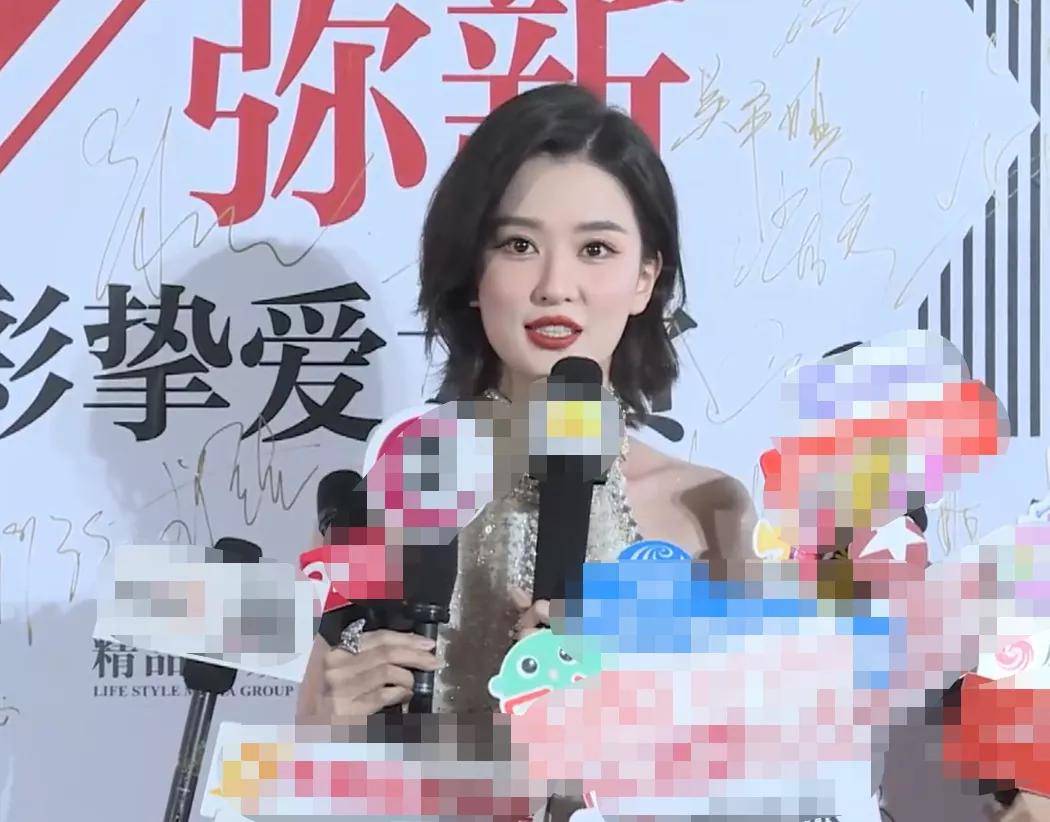 黄圣依 精彩之夜女星比美:邓萃雯宛若霸总,黄圣依颖儿高开衩长裙秀长腿