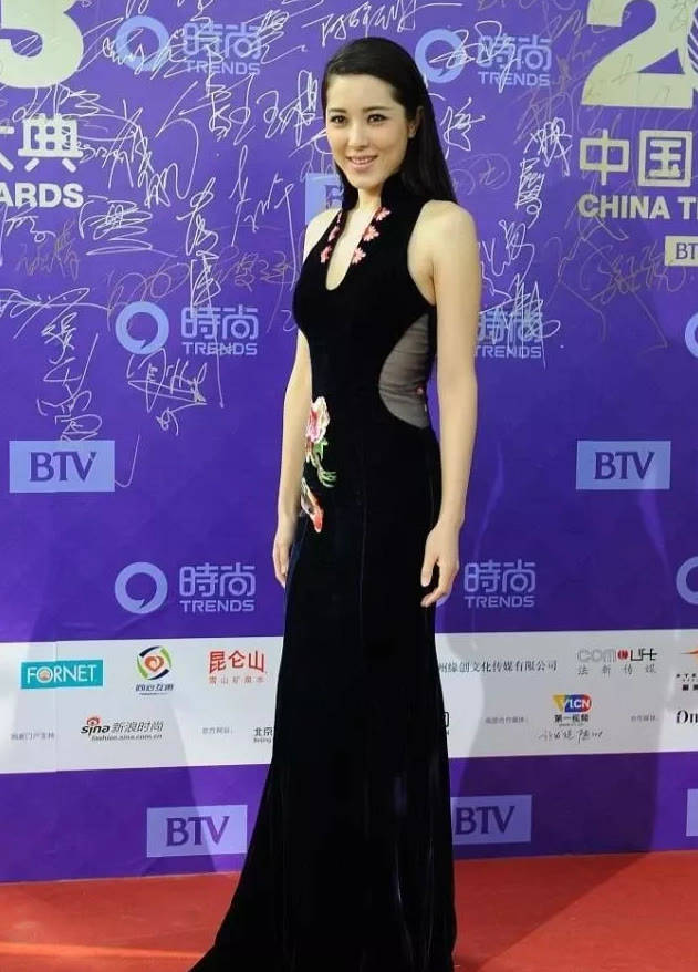 身材 曾黎也太会穿了，紧身旗袍腰身还拼两块薄纱，这曲线让人移不开眼