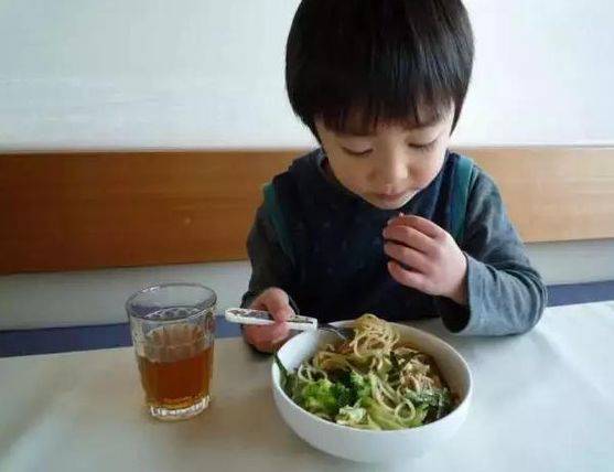 家长|3岁娃脾胃虚弱难长个!3种食物被称为“毒早餐”,家长还在喂