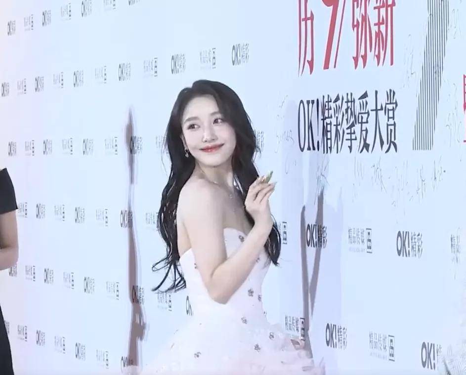 黄圣依 精彩之夜女星比美:邓萃雯宛若霸总,黄圣依颖儿高开衩长裙秀长腿