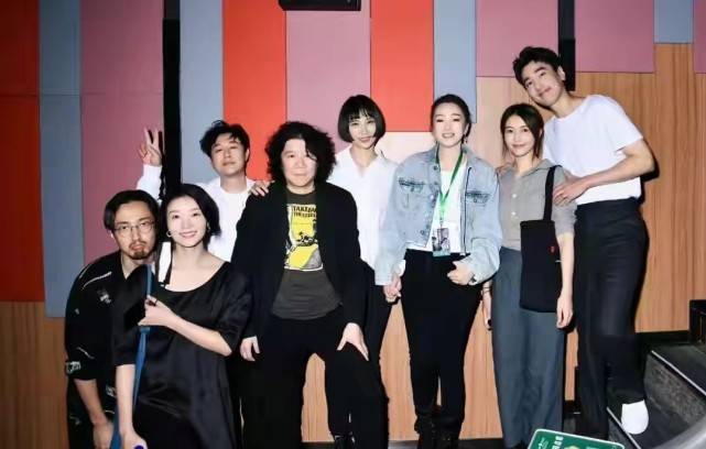 活动巩俐终于换口红了！穿5千多卫衣气场全开，笑出21颗牙不怕毁形象