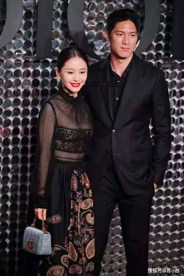 黑色 王子文化身为大女人,穿透明上衣配印花半裙,性感撩人又不失气场