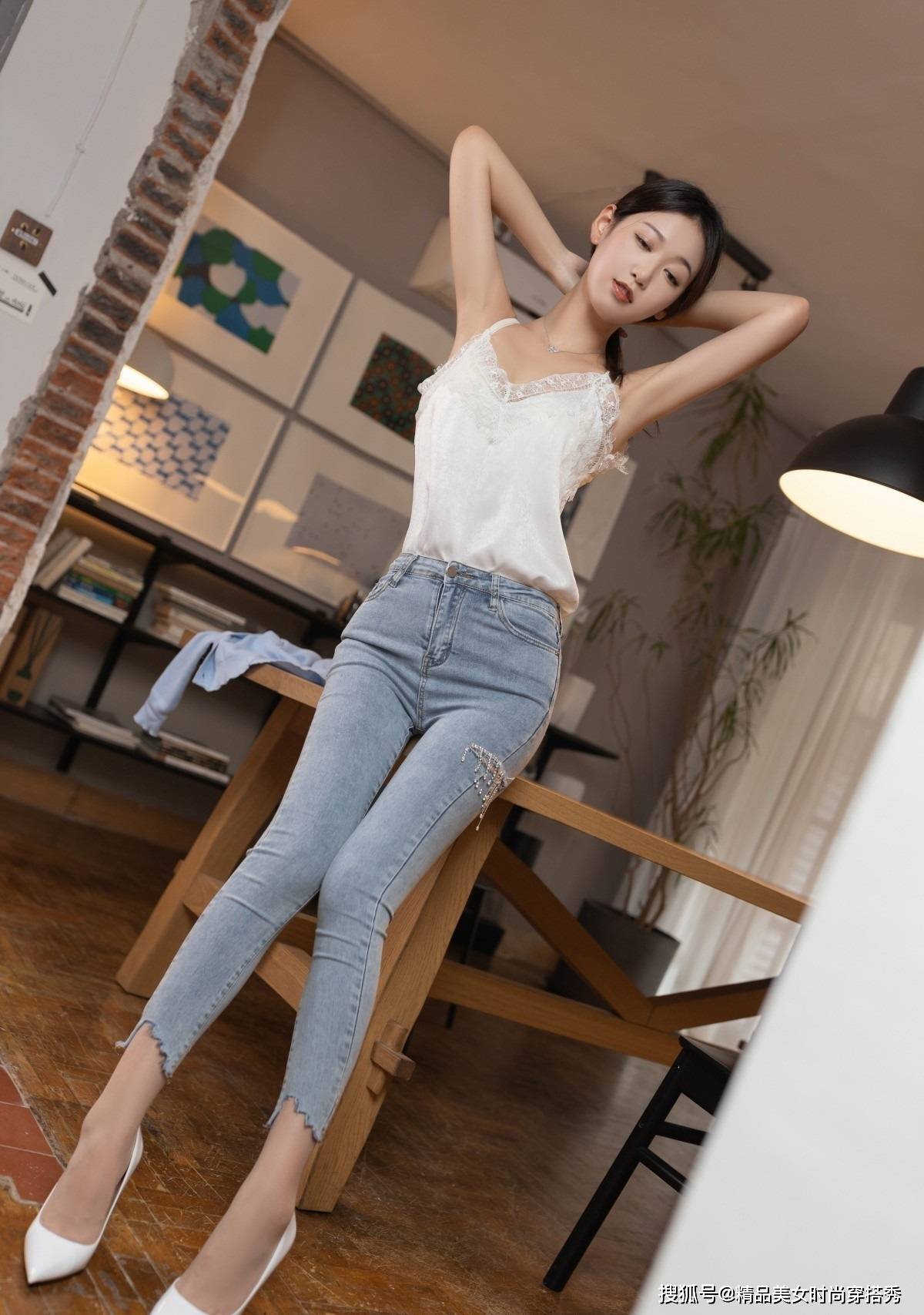 吊带 牛仔裤搭配白色吊带背心，清新减龄，优雅动人