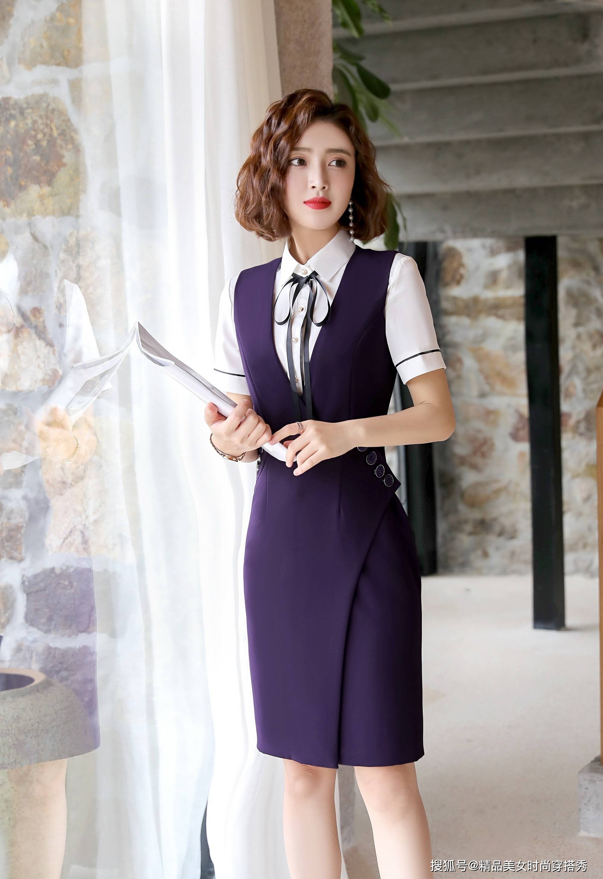 高跟鞋 白色的衬衫外搭紫色的马甲裙,脚上一双黑色的高跟鞋,优雅又时尚