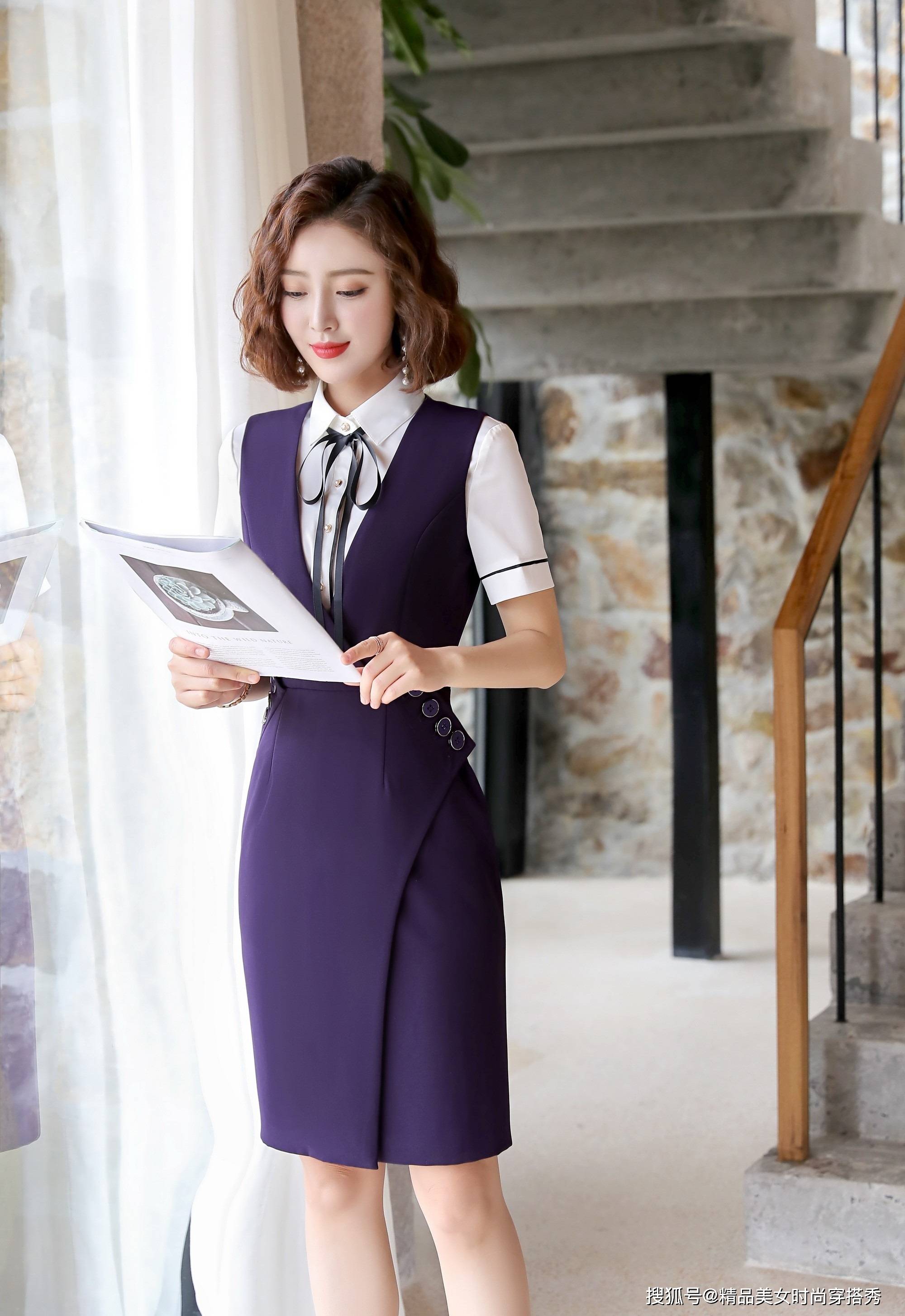 高跟鞋 白色的衬衫外搭紫色的马甲裙,脚上一双黑色的高跟鞋,优雅又时尚