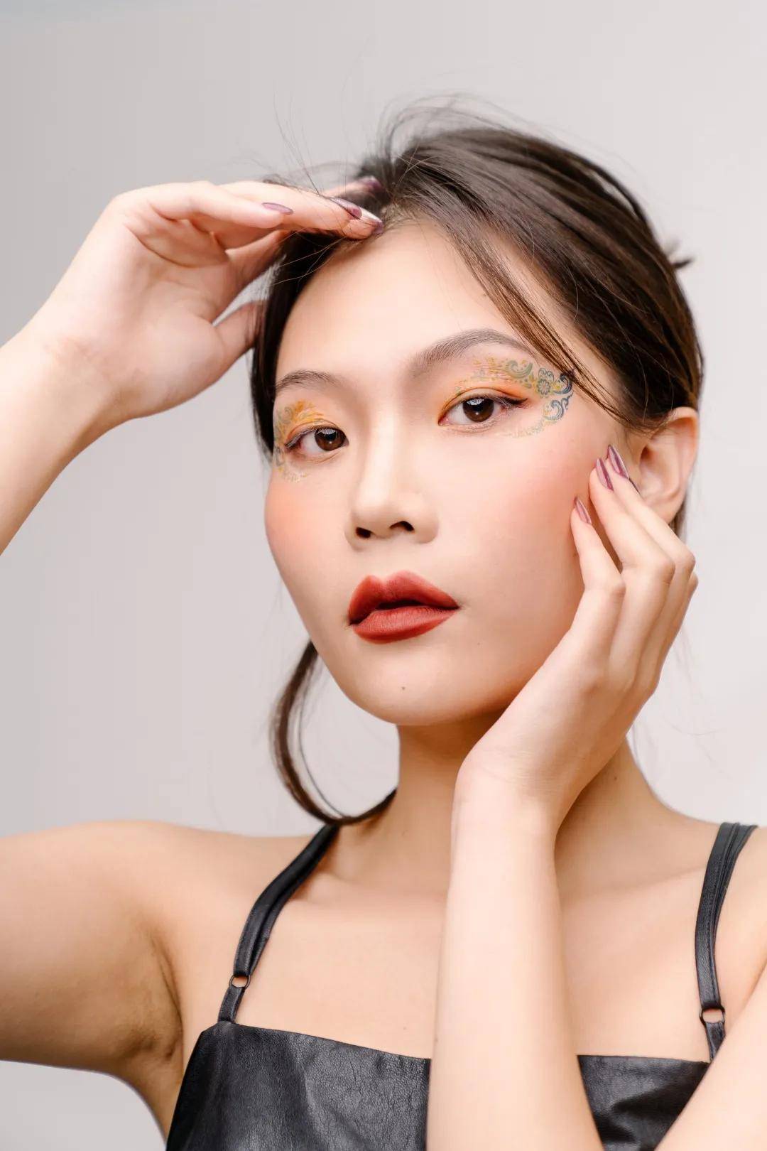眼睛女明星人手一个的眼线贴火出圈了？这期美妆贴纸种草请收好！