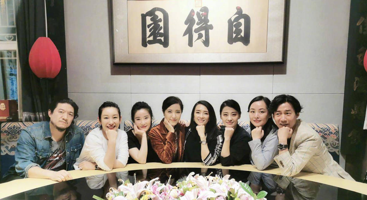 身材 曾黎也太会穿了，紧身旗袍腰身还拼两块薄纱，这曲线让人移不开眼