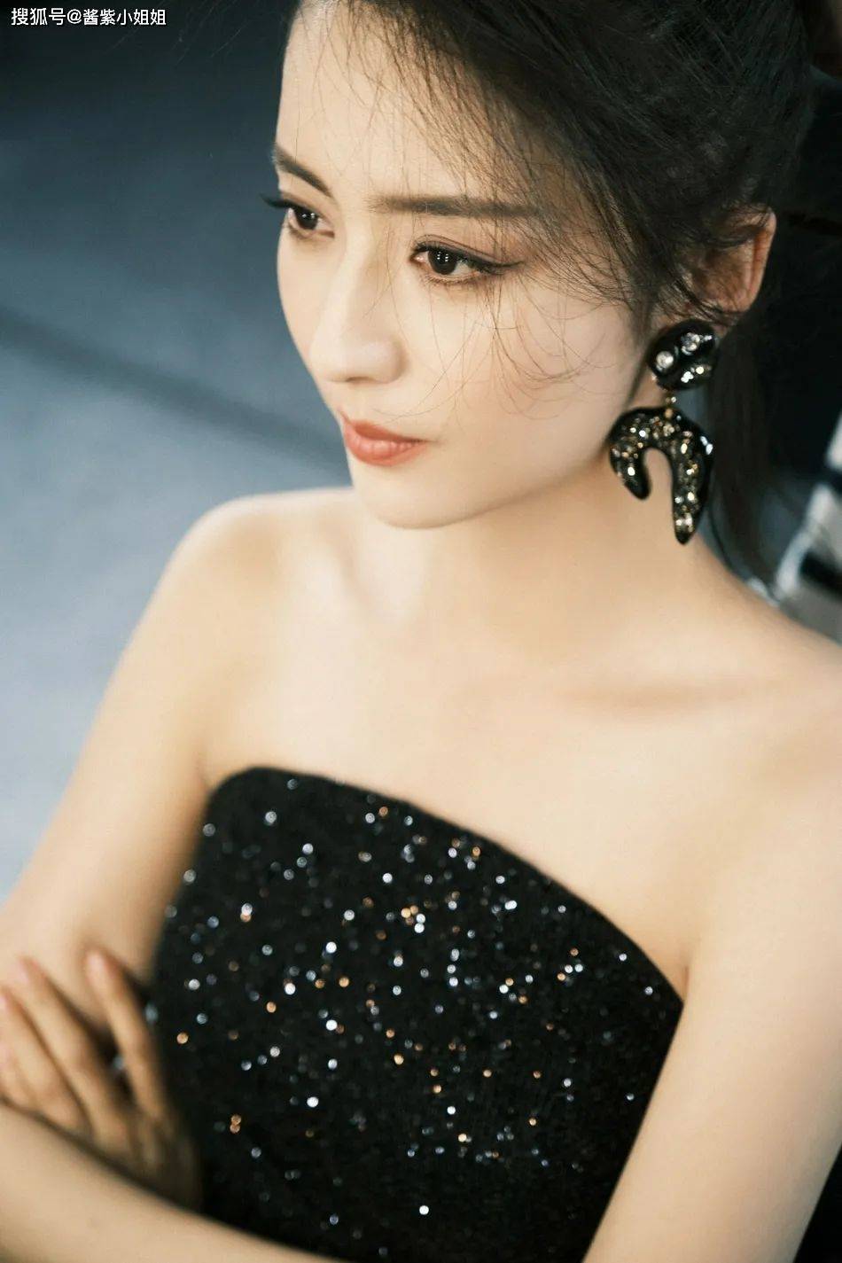 写真照 佟丽娅穿着抹胸亮片长裙超美艳！雪肤玉貌太性感迷人