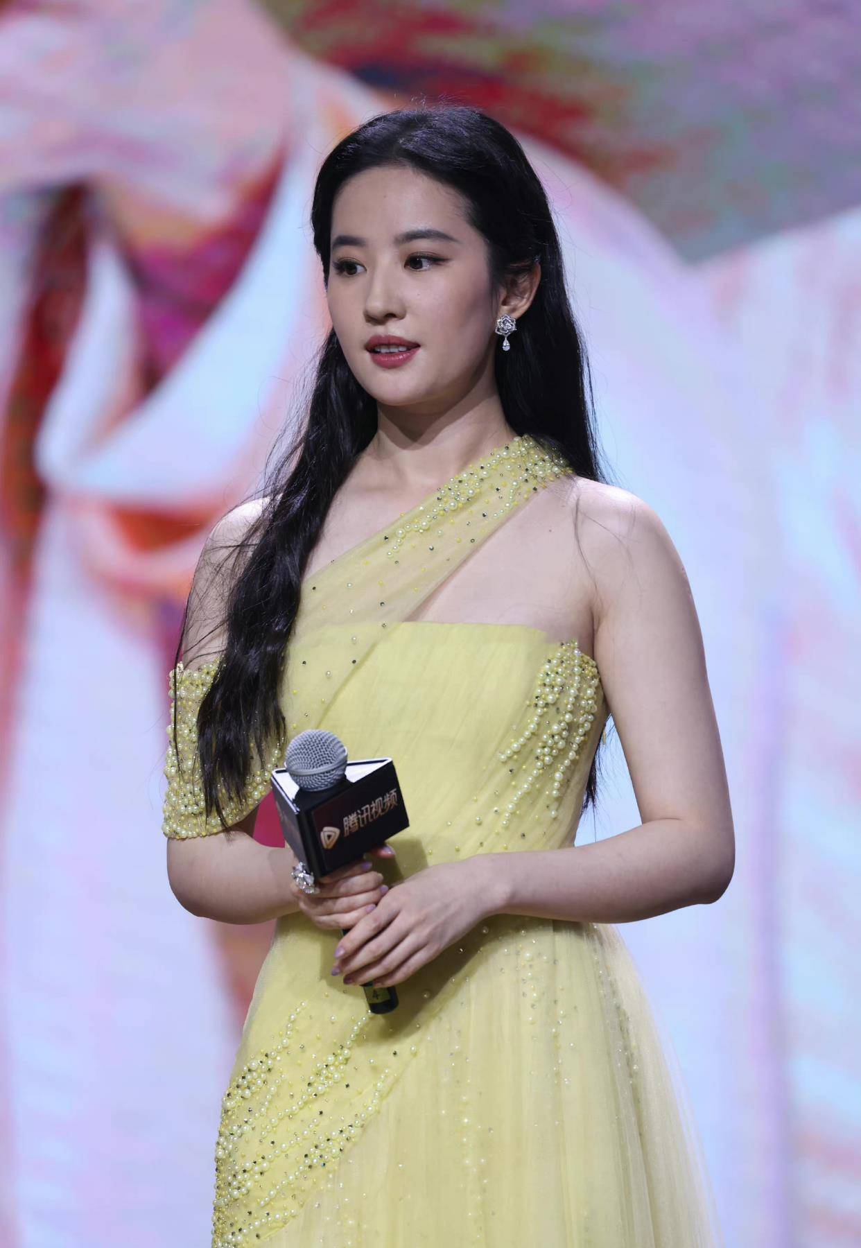 感觉 刘亦菲穿钉珠礼裙仙气四溢，淡黄色薄纱温柔浪漫，长卷发太美了