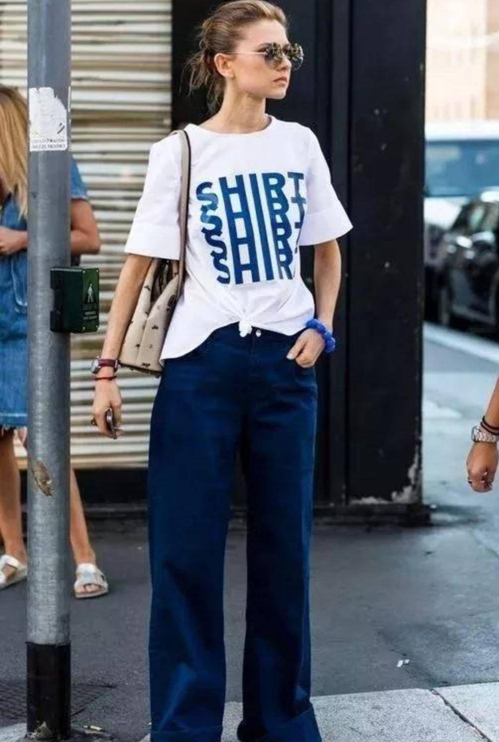 真会 段奕宏的娇妻真会扮嫩,穿V领连衣裙露事业线,齐刘海显得脸超小