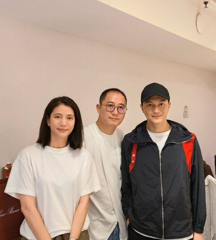 状态偶遇袁咏仪买包合影，没修图还这么年轻，50岁素颜都比柜姐漂亮！
