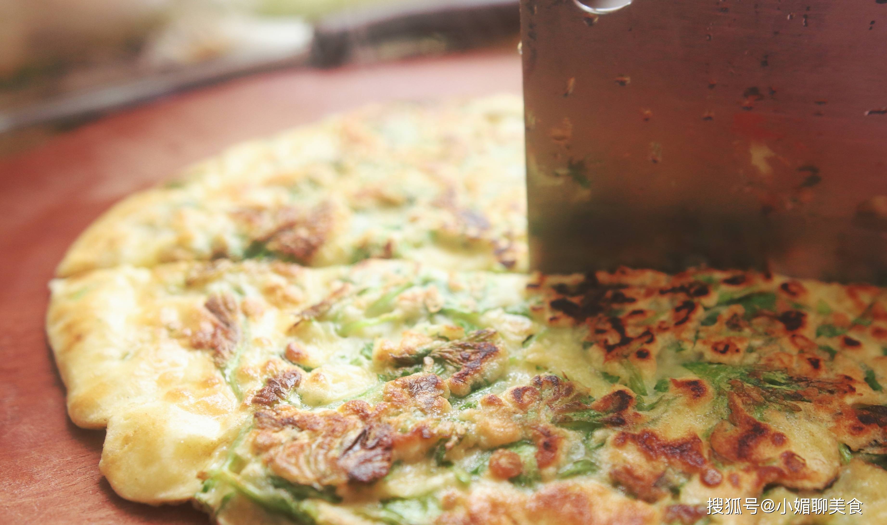 美食|芹菜叶别扔了，教你做芹菜叶鸡蛋饼，秒变色香俱全的营养早餐