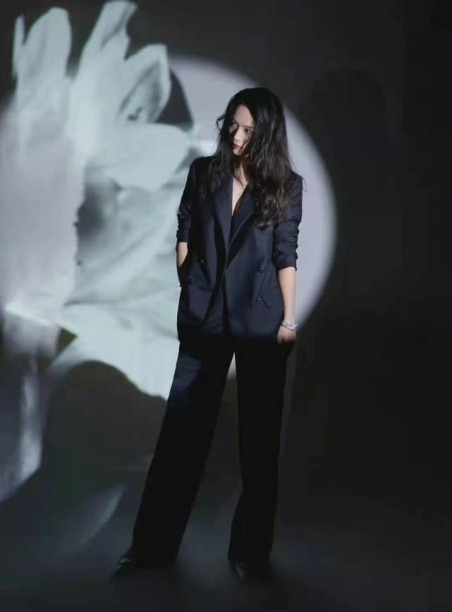 廓形 汤唯不愧是大花!穿深v秀事业线赢过杨幂,压轴出场成红毯大赢家