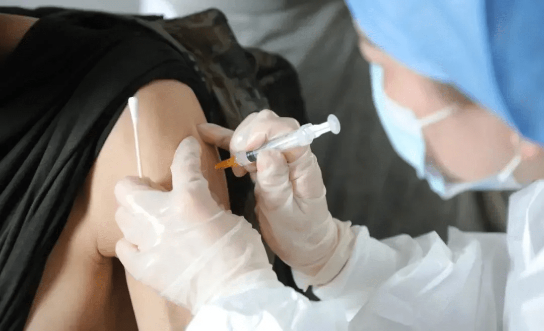 兴中|贵州4地开打新冠疫苗“加强针”，这些人需要打！