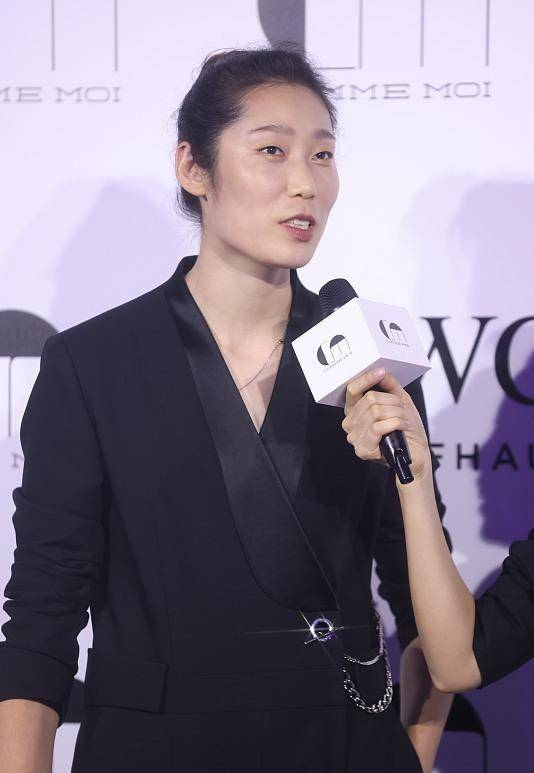 李娜 朱婷穿上了西装，网友：“太像模特了”，同框李娜对比更明显