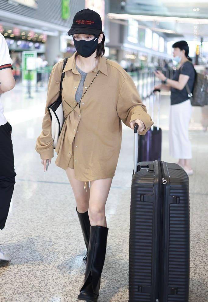 下半身 张馨予穿“男友衬衫”走机场，169身高配及臀裤，一双长腿太瞩目