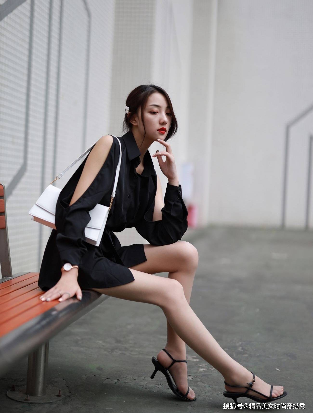 高跟鞋 这件黑色的衬衫下搭一条牛仔短裤，干练又不失女性独特的优雅感