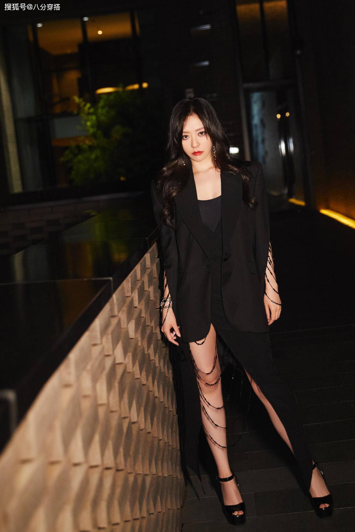 身材 张靓颖真是微胖界代表，穿西装和开衩裙秀“酒杯腿”，气质太招摇