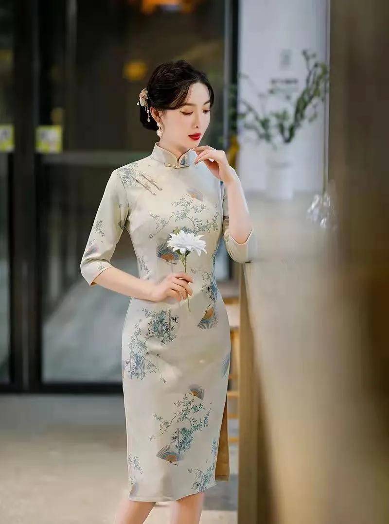 美得 秋天穿旗袍，蕴藏在岁月里的女人味，学会这样穿搭，美得惊艳时光
