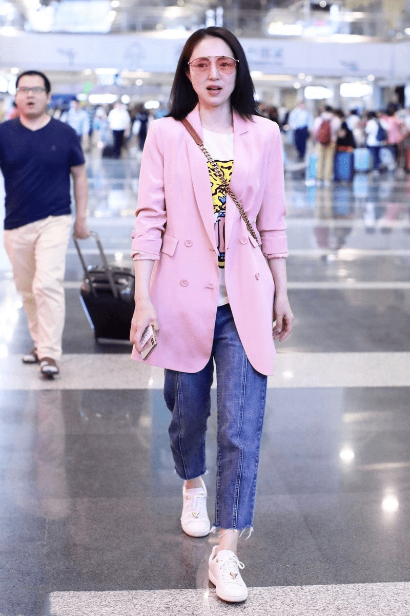 董璇 董璇的骨相美太有优势，穿红色亮片裙还扎丸子头，在哪都是女神