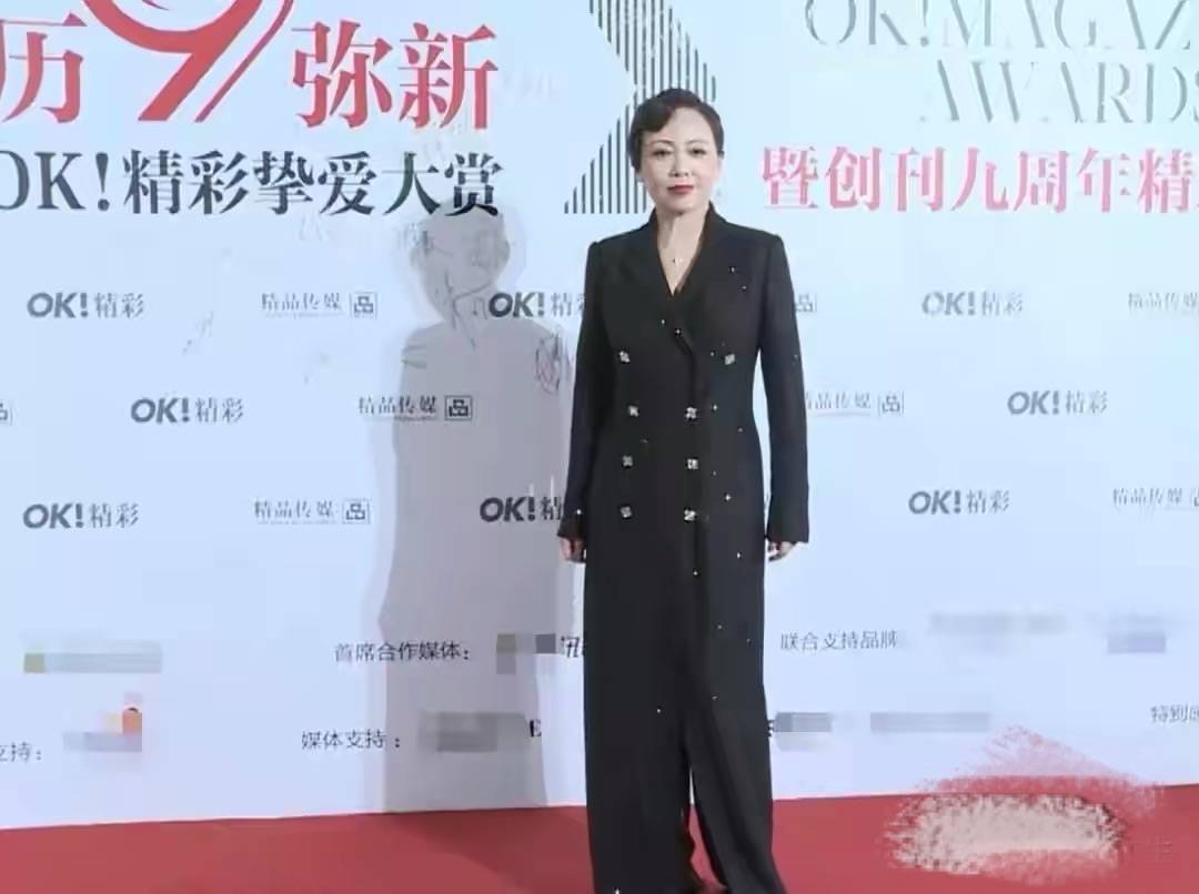 黑色 这打光太可怕了，邓萃雯脸白的很假，真人发黄皱纹多看着更舒服！