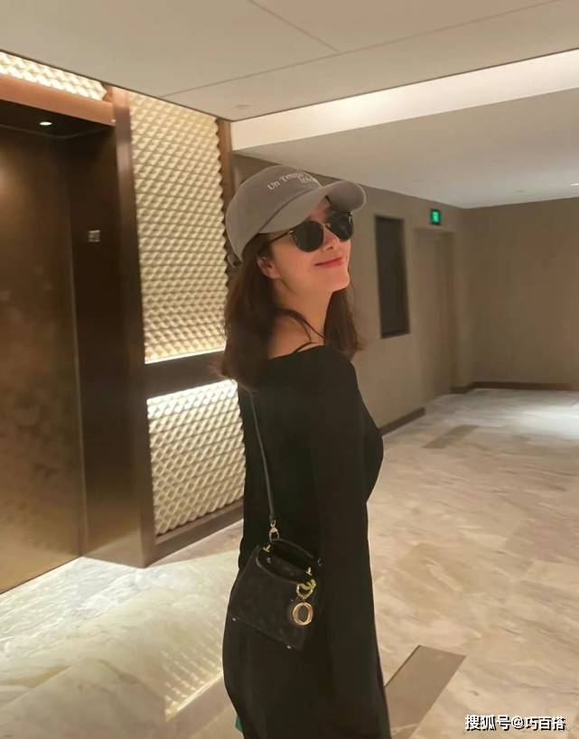 设计 杨采钰又成穿搭模板,“打底衫+长裤”,显高又气质