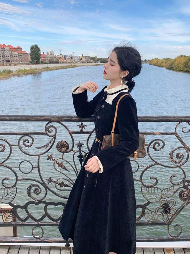 女生 这样的穿搭比较适合20岁左右的女生，穿起来法式又复古