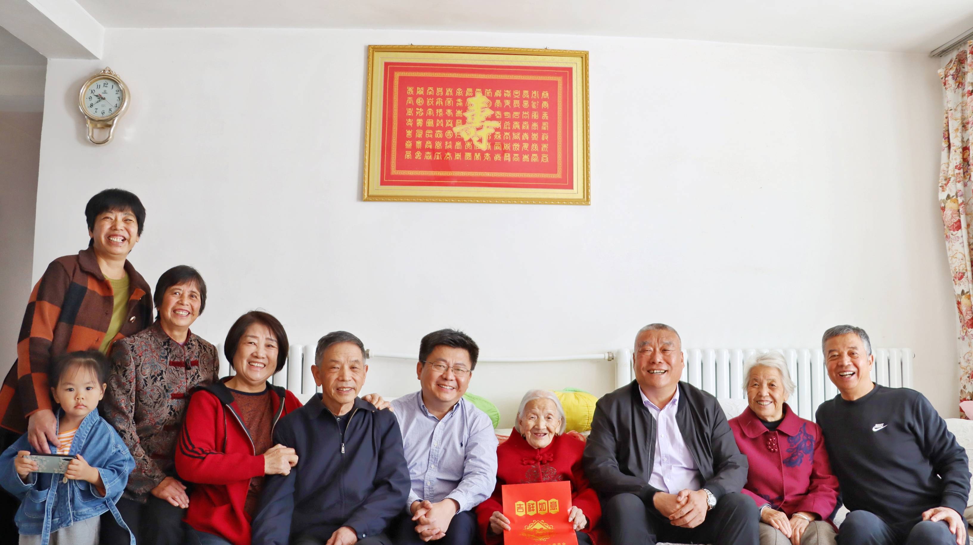 界湖街道党工委书记张新玉,南村社区党委书记,居委会主任李凤德等参加