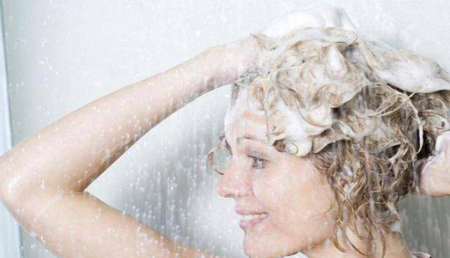 因为|产后不能洗澡，坐月子身上味道能把人“熏晕”？老人说法不能全听