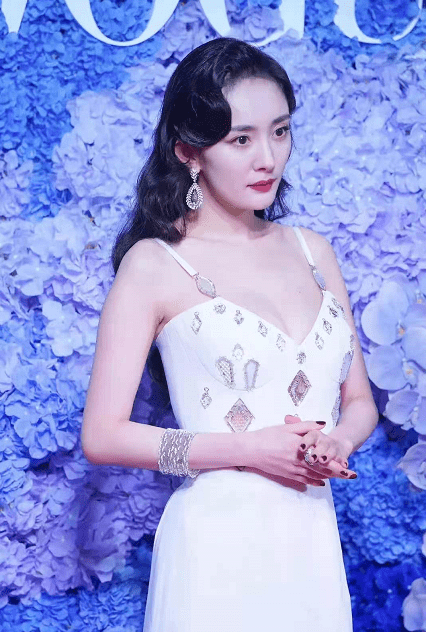 廓形 汤唯不愧是大花!穿深v秀事业线赢过杨幂,压轴出场成红毯大赢家