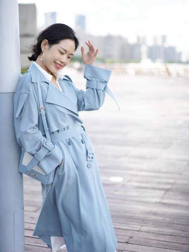 颜色 每一种风衣都有不同的搭配方法，也都有不同流行的颜色
