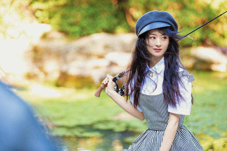 时尚女孩 简单的白衬衫在搭配了吊带外裙之后就变得层次感十足